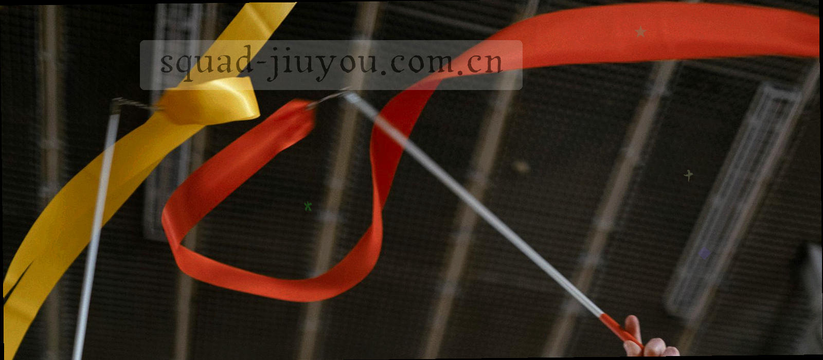 深色背景上多条并发光的数据流线在交汇处勾勒出赛场轮廓