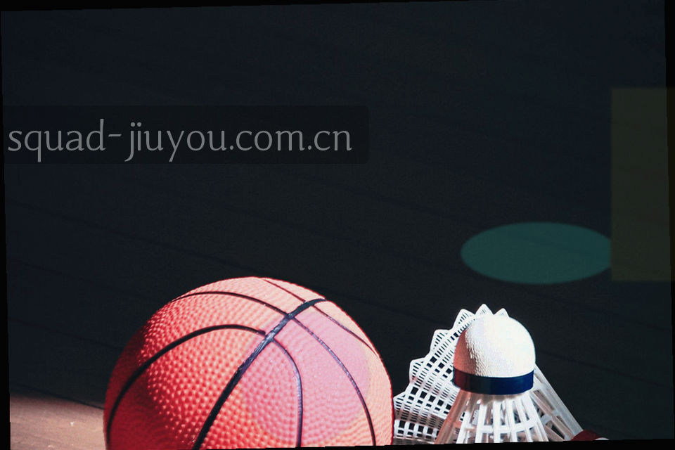 多屏工作台，屏幕上并列显示赛程表与数据表格，人物只以背影和手部出现